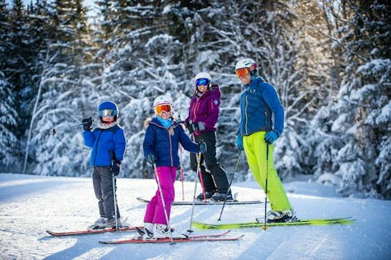 Forfait ski Lans-en-Vercors pas cher | Passe Montagne Famille à ski devant les sapins enneigés de Lans-en-Vercors en Isère