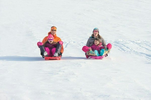 Descente en luge en famille sur les pentes de Lans-en-Vercors en Isère