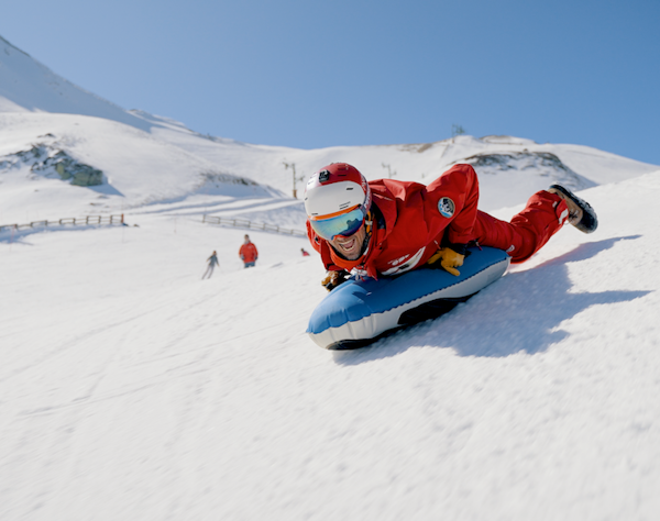 Le Mont-Dore cheap ski pass | Passe Montagne Snowboarder carving hard on a run at Le Mont-Dore, Puy-de-Dôme