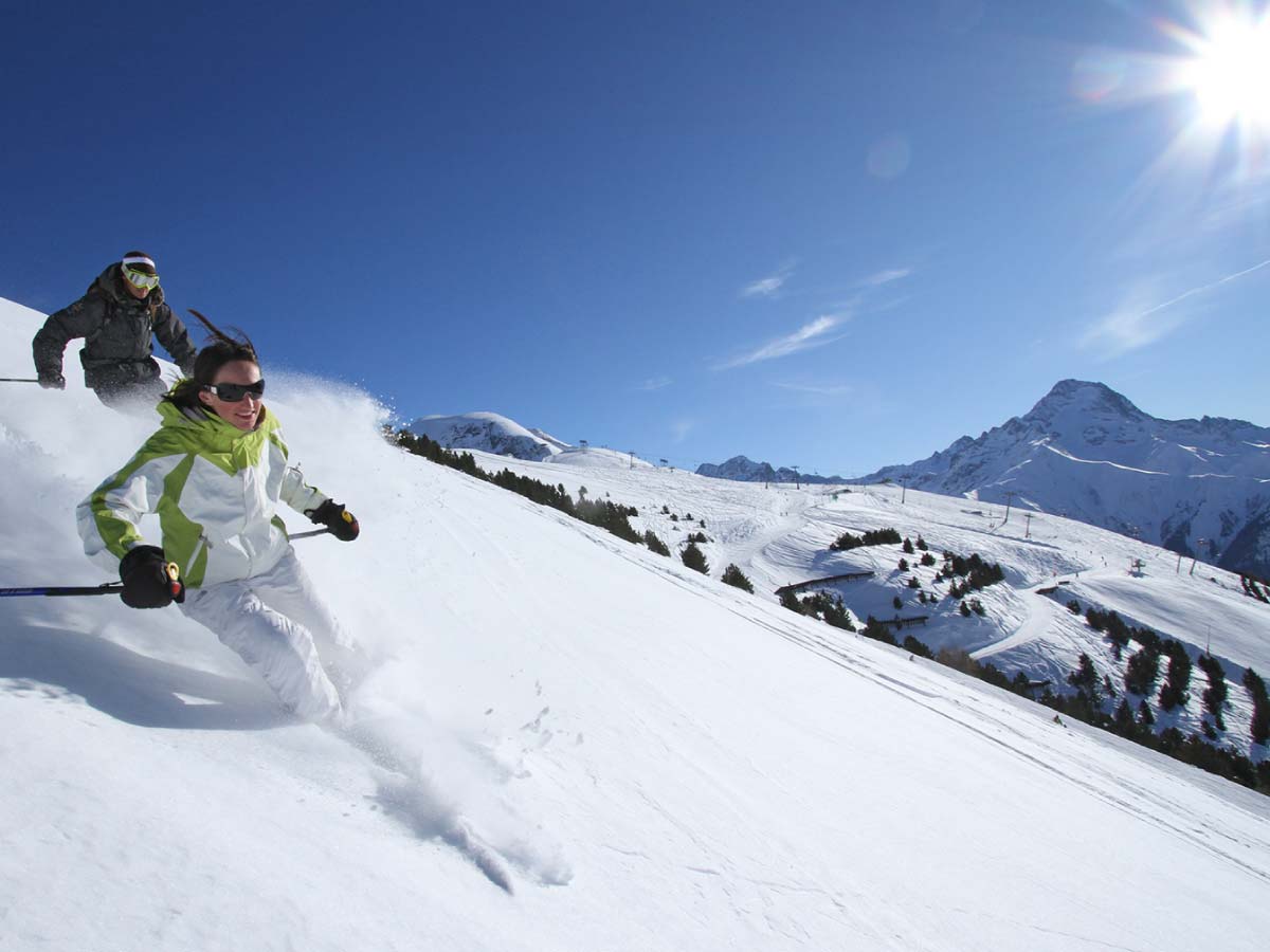 Skieurs en poudreuse sur les pentes des 2 Alpes en Isère