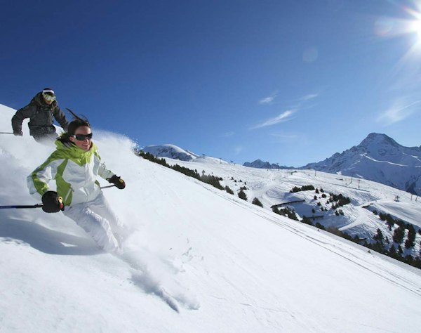 Forfait ski Les 2 Alpes pas cher | Passe Montagne Skieurs en poudreuse sur les pentes des 2 Alpes en Isère