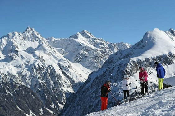 Skieurs face aux sommets de Belledonne depuis les crêtes des 7 Laux en Isère