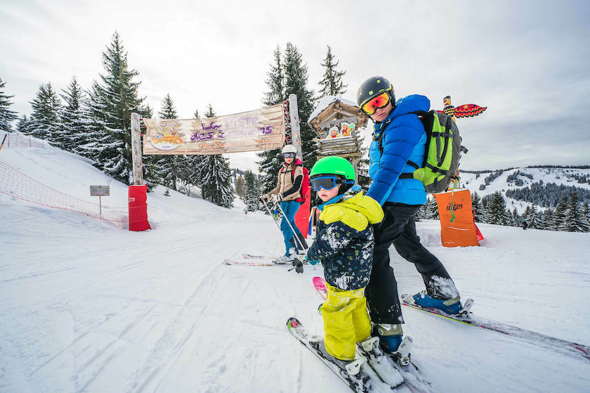 Famille avec enfants à ski sur une piste des Gets en Haute-Savoie