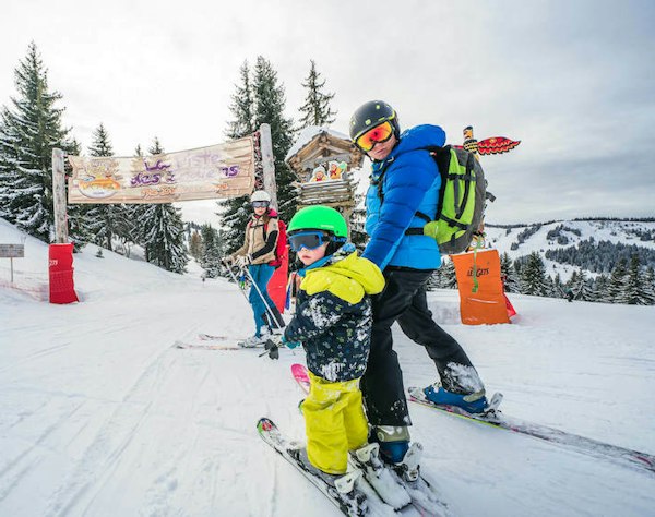 Forfait ski Les Gets pas cher | Passe Montagne Famille avec enfants à ski sur une piste des Gets en Haute-Savoie