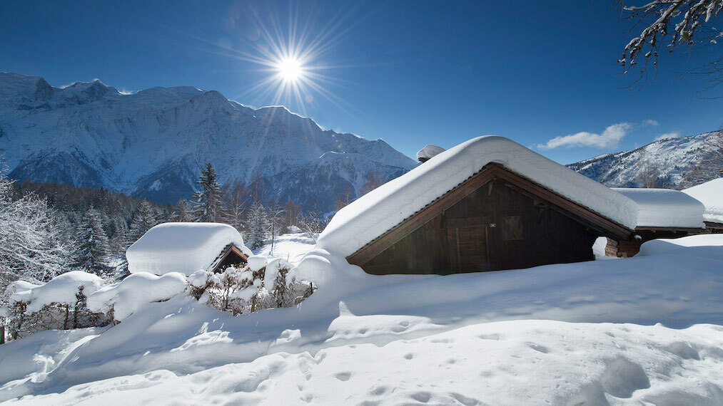 Chalet enseveli sous la neige aux Houches au soleil en Haute-Savoie
