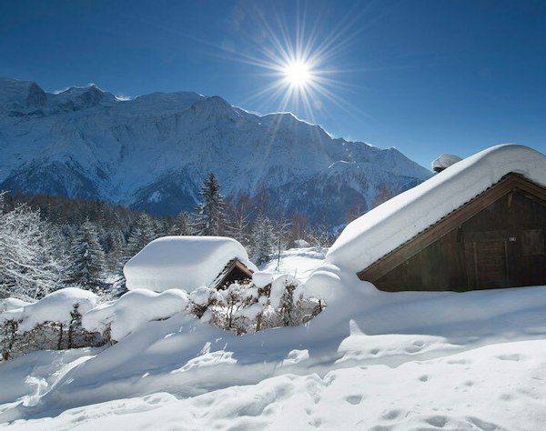 Forfait ski Les Houches pas cher | Passe Montagne Chalet enseveli sous la neige aux Houches au soleil en Haute-Savoie