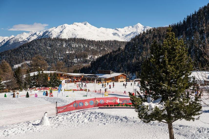 Front de neige des Karellis et son espace débutant face aux sommets de Savoie