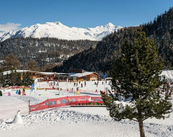 Forfait ski Les Karellis pas cher | Passe Montagne Front de neige des Karellis et son espace débutant face aux sommets de Savoie
