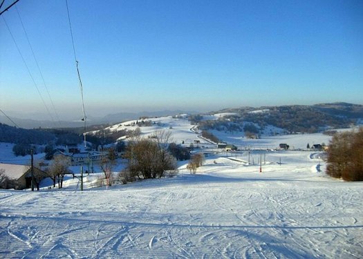 Forfait ski Les Plans d'Hotonnes pas cher | Passe Montagne Plateau de Retord enneigé vu depuis les pistes des Plans d’Hotonnes dans l’Ain