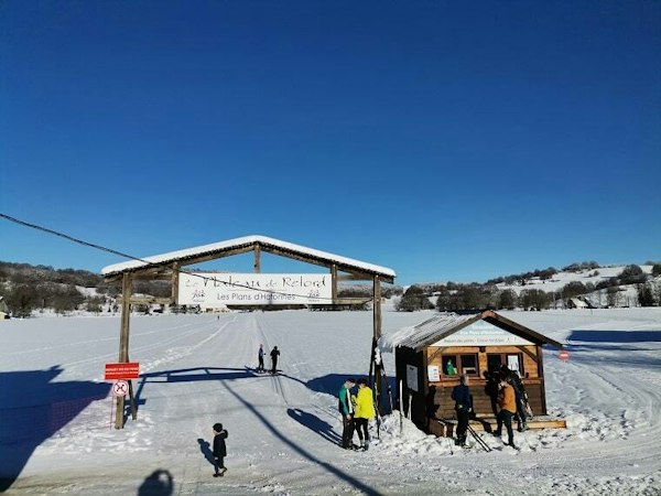 Front de neige et chalet d’accueil des Plans d’Hotonnes sur le plateau de Retord