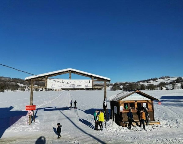 Forfait ski Les Plans d'Hotonnes pas cher | Passe Montagne Front de neige et chalet d’accueil des Plans d’Hotonnes sur le plateau de Retord