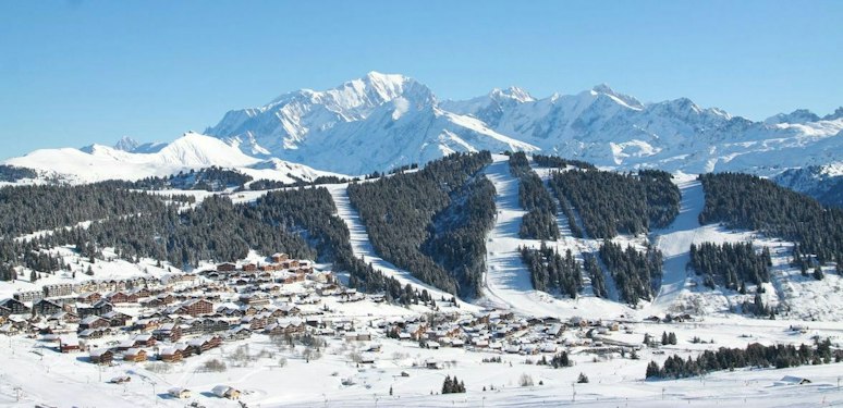 Le village des Saisies et ses pistes face au massif du Mont-Blanc en Savoie