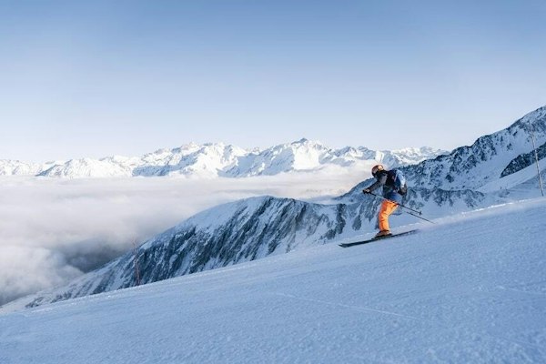Skieur seul sur une crête de Luz-Ardiden dans une lumière douce