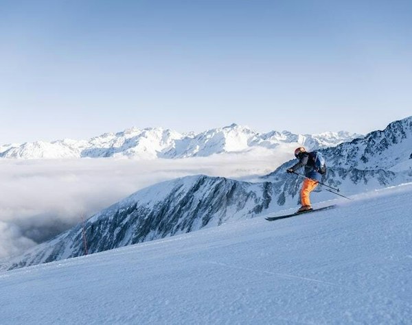 Forfait ski Luz-Ardiden pas cher | Passe Montagne Skieur seul sur une crête de Luz-Ardiden dans une lumière douce