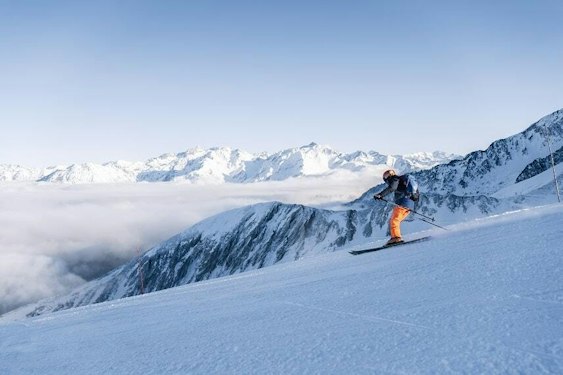 Skieur seul sur une crête de Luz-Ardiden dans une lumière douce