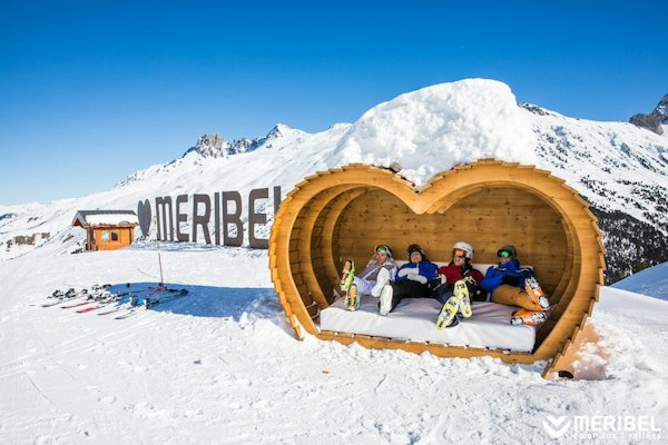 Banquette en bois en forme de coeur sur les pistes de Méribel-Mottaret en Savoie