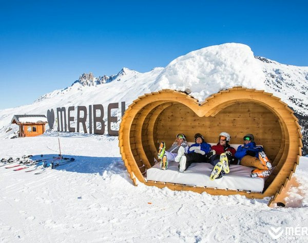 Méribel-Mottaret cheap ski pass | Passe Montagne Heart-shaped wooden bench on the slopes at Méribel-Mottaret, Savoie