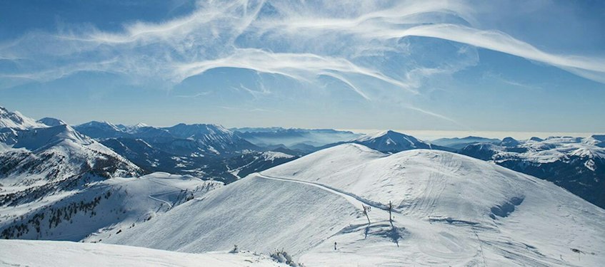 Forfait ski Montclar pas cher | Passe Montagne Panorama sur les croupes enneigées du domaine de Montclar dans les Alpes-de-Haute-Provence
