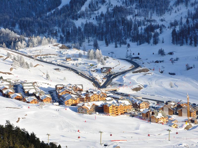 Vue aérienne du village de Montgenèvre et de ses chalets enneigés dans les Hautes-Alpes