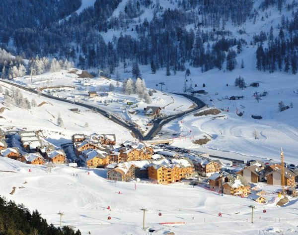 Forfait ski Montgenèvre pas cher | Passe Montagne Vue aérienne du village de Montgenèvre et de ses chalets enneigés dans les Hautes-Alpes