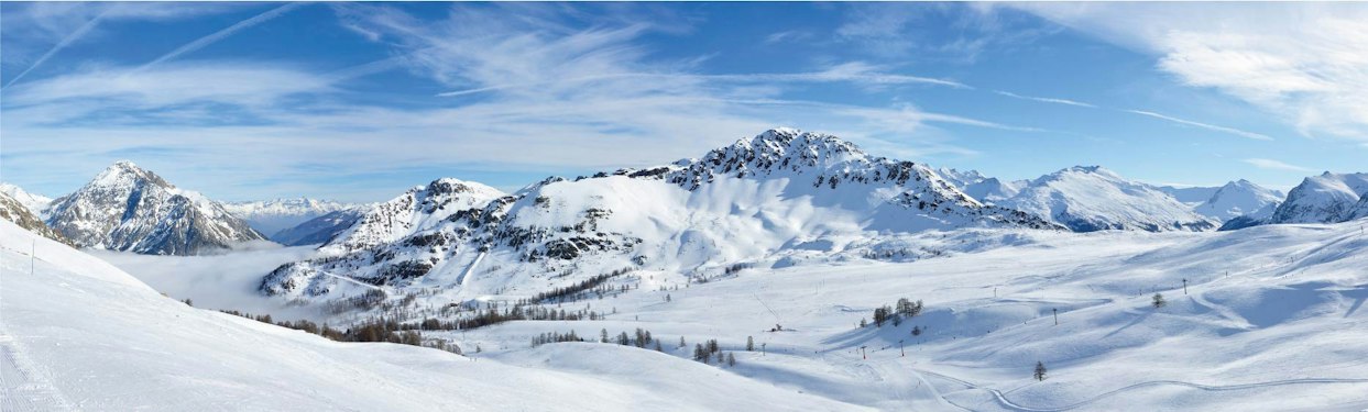 Forfait ski Montgenèvre pas cher | Passe Montagne Large panorama sur le domaine skiable enneigé de Montgenèvre dans les Hautes-Alpes