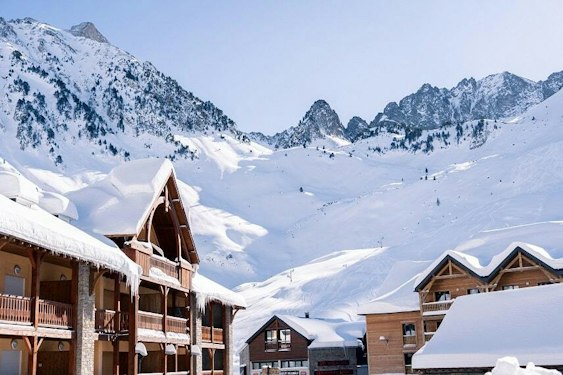 Chalets enneigés du Grand Tourmalet au pied des sommets dans les Hautes-Pyrénées