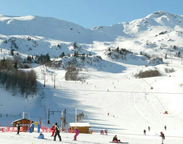 Monts d'Olmes cheap ski pass | Passe Montagne Skier on a snowy slope at Monts d'Olmes, Ariège
