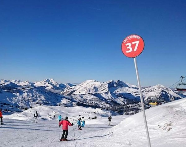 Morzine cheap ski pass | Passe Montagne Skier on the snowy runs at Morzine, Haute-Savoie