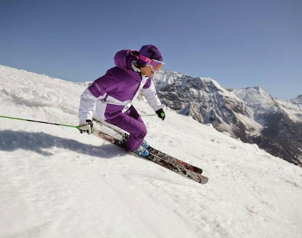 Orcières Merlette 1850 cheap ski pass | Passe Montagne Kitted-out skier on the Orcières Merlette ski area, Hautes-Alpes