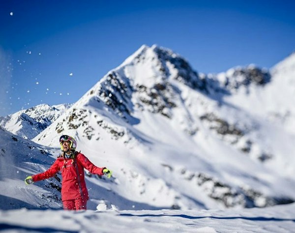 Forfait ski Ordino Arcalís pas cher | Passe Montagne Skieur sur une piste d’Ordino Arcalís en Andorre