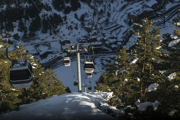 Télésiège du domaine enneigé de Pal Arinsal en Andorre