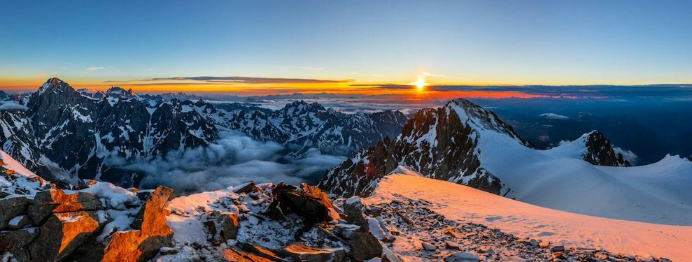 Pelvoux Vallouise cheap ski pass | Passe Montagne Sunrise over the snowy peaks of Pelvoux Vallouise, Hautes-Alpes