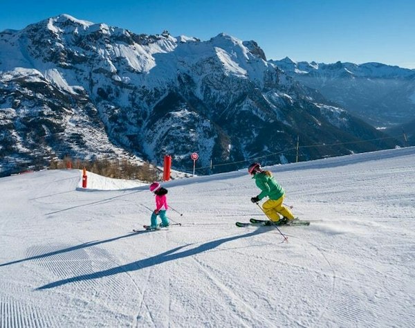 Pelvoux Vallouise cheap ski pass | Passe Montagne Skier on a run at Pelvoux Vallouise, Hautes-Alpes