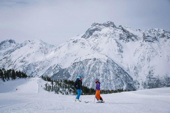 Forfait ski Pralognan-la-Vanoise pas cher | Passe Montagne Skieur sur une piste de Pralognan-la-Vanoise face aux sommets de Savoie