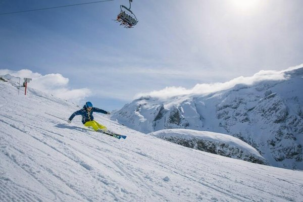 Skieur en descente sur le domaine de Pralognan-la-Vanoise en Savoie