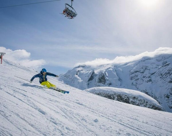 Forfait ski Pralognan-la-Vanoise pas cher | Passe Montagne Skieur en descente sur le domaine de Pralognan-la-Vanoise en Savoie