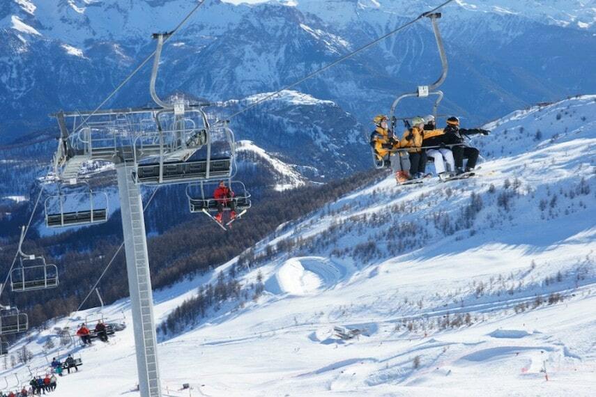 Télésiège de Puy-Saint-Vincent au-dessus du domaine enneigé dans les Hautes-Alpes