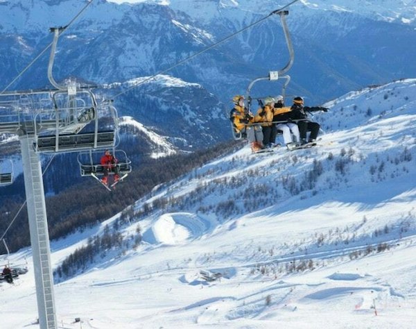 Forfait ski Puy-Saint-Vincent pas cher | Passe Montagne Télésiège de Puy-Saint-Vincent au-dessus du domaine enneigé dans les Hautes-Alpes