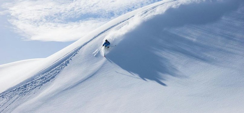 Skieur sur le domaine enneigé de Puy-Saint-Vincent dans les Hautes-Alpes