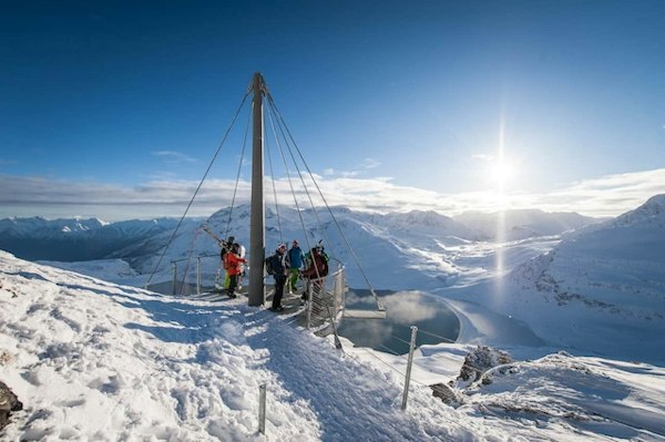 Piste de Val Cenis face aux sommets enneigés de Savoie