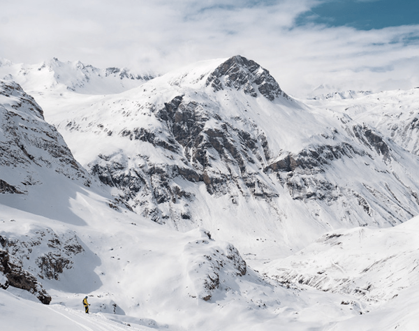 Forfait ski Val d'Isère pas cher | Passe Montagne Skieur sur une pente enneigée de Val d'Isère en Savoie