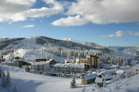 Forfait ski Valberg pas cher | Passe Montagne Le village station de Valberg et son panorama enneigé dans les Alpes-Maritimes