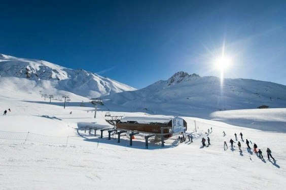 Piste de Valfréjus face au paysage enneigé de Savoie