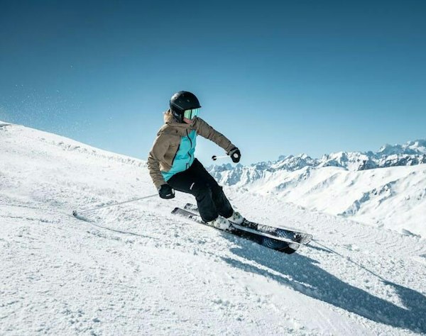 Valmeinier cheap ski pass | Passe Montagne Skier on a run at Valmeinier, Savoie