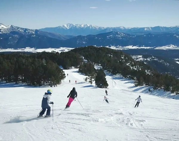 Formiguères ski area | Passe Montagne Groomed run and chairlift on the Formiguères ski area, Pyrénées-Orientales