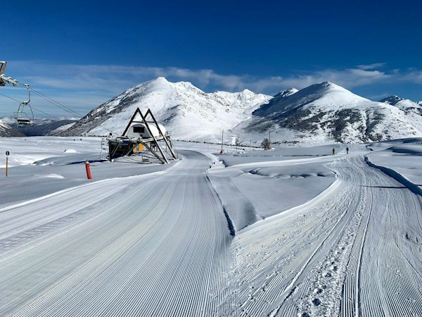 Skiers on a panoramic run in the Porté-Puymorens ski area, Pyrénées-Orientales