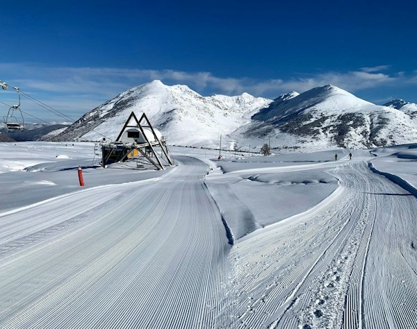 Panoramic skiing at Porté-Puymorens | Passe Montagne Skiers on a panoramic run in the Porté-Puymorens ski area, Pyrénées-Orientales