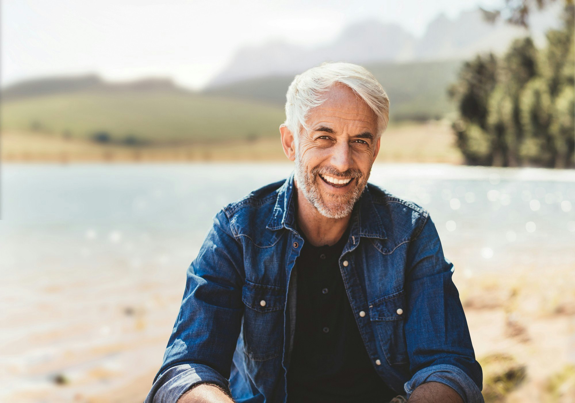 Wie steht es um Ihre Prostata? entspannter Mann vor einem See