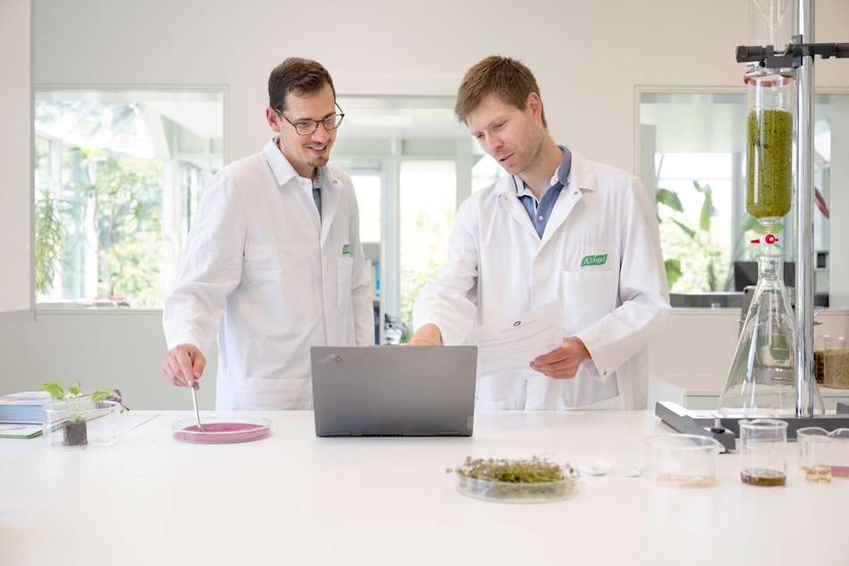 Laboraufnahme aus der Forschung bei A.Vogel. Untersuchungsergebnisse werden analysiert und dokumentiert, um den Nutzen ausgewählter pflanzlicher Produkte mit modernen wissenschaftlichen Methoden zu prüfen und zu belegen.