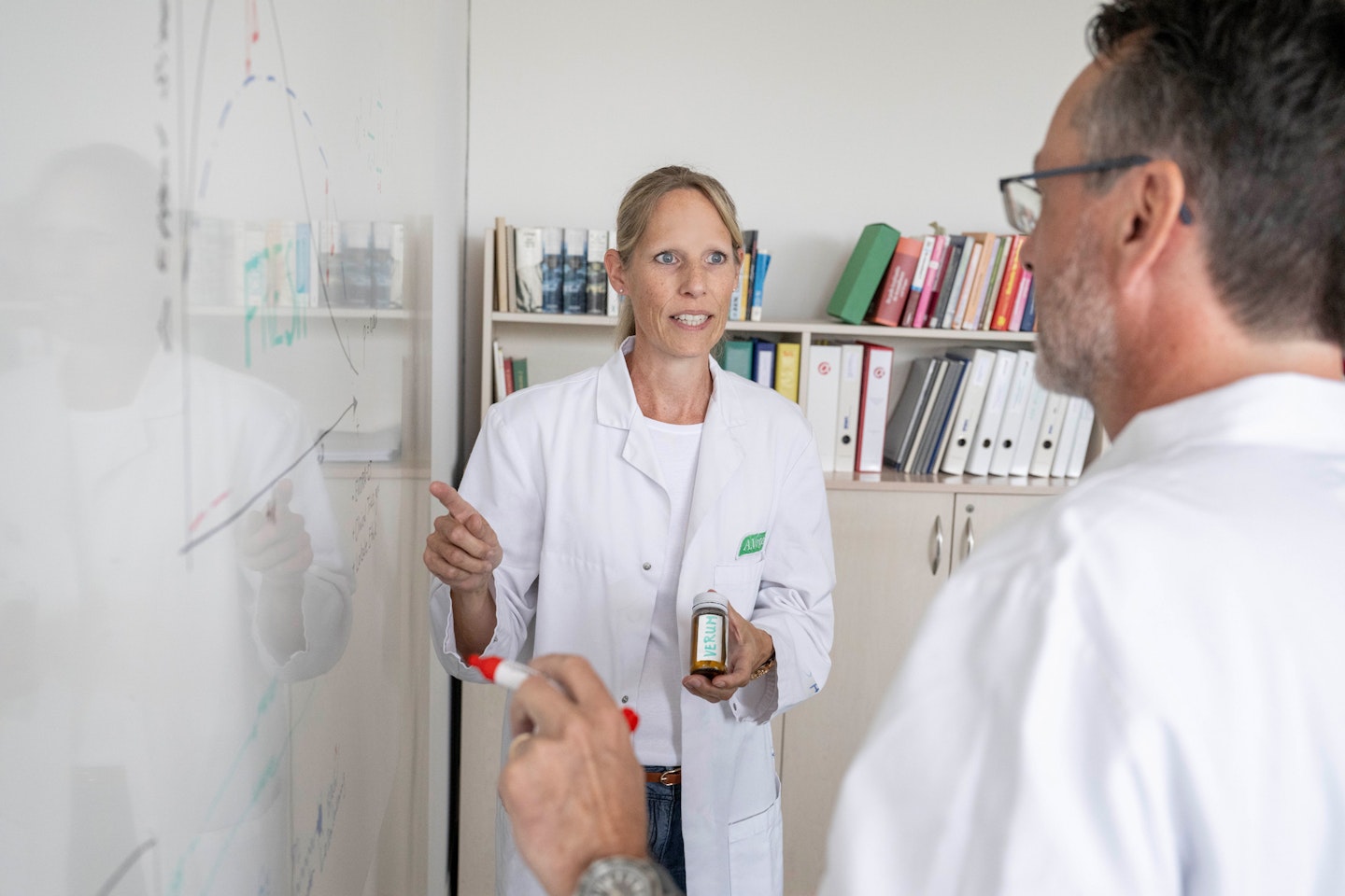 Forschung, Qualität und Regulatory im Austausch Besprechung bei A.Vogel zwischen Fachpersonen aus Forschung, Qualitätssicherung und Regulatory Affairs. Gemeinsam werden Daten, Analysen und Entwicklungsprozesse geprüft, um Produkte fachlich fundiert, regulatorisch korrekt und qualitativ abgesichert zu entwickeln.